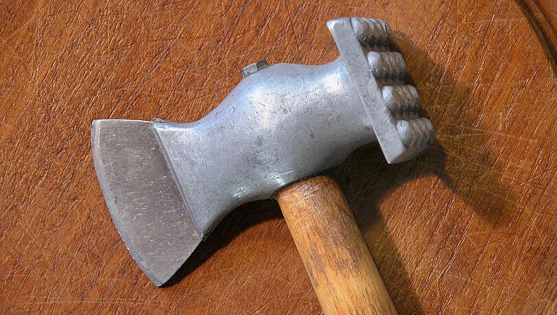 Bei einem Familienstreit sind Beteiligte mit Fleischklopfern und Hammer aufeinander losgegangen. (Symbolbild)