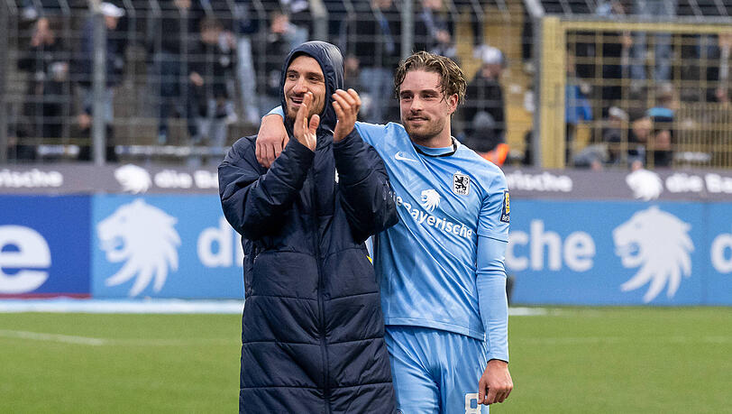 Der Zusammenhalt stimmt: Nach dem 3:0 über Waldhof Mannheim stand vor allem der Zusammenhalt im Vordergrund. Der Zusammenhalt stimmt: Nach dem 3:0 über Waldhof Mannheim stand vor allem der Zusammenhalt im Vordergrund.