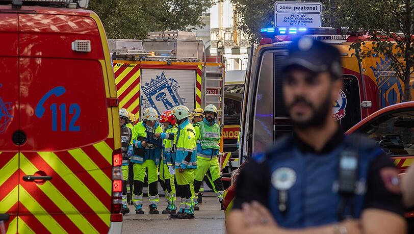 Die Einsatzkräfte suchten fieberhaft nach möglichen Verschütteten.