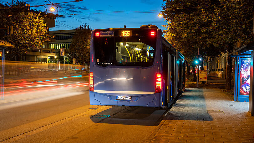 Ein Bus steht an einer Haltestelle: Gemeinsam mit DB, Polizei und Bundespolizei entwickelt die MVG eine Info-Kampagne, die im neuen Jahr starten soll.