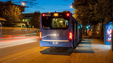 Ein Bus steht an einer Haltestelle: Gemeinsam mit DB, Polizei und Bundespolizei entwickelt die MVG eine Info-Kampagne, die im neuen Jahr starten soll.