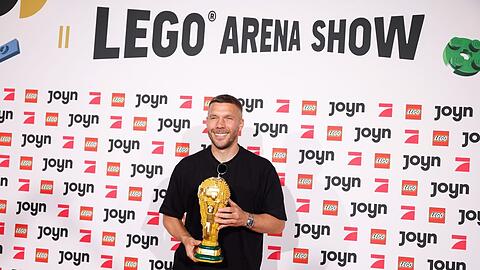 Lukas Podolski mit dem WM-Pokal aus Lego-Steinen. Lukas Podolski mit dem WM-Pokal aus Lego-Steinen.