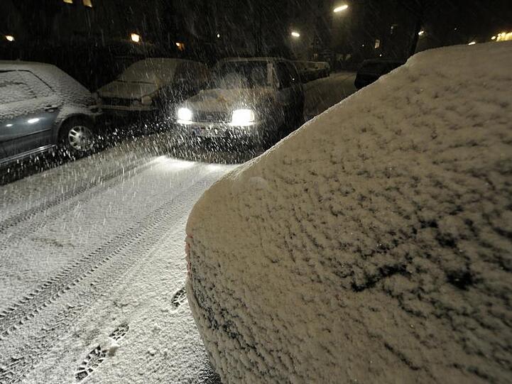 Der Neuschnee macht den Autofahrern zu schaffen.