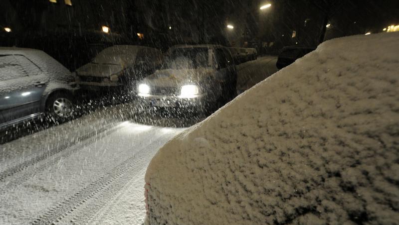 Der Neuschnee macht den Autofahrern zu schaffen. Der Neuschnee macht den Autofahrern zu schaffen.