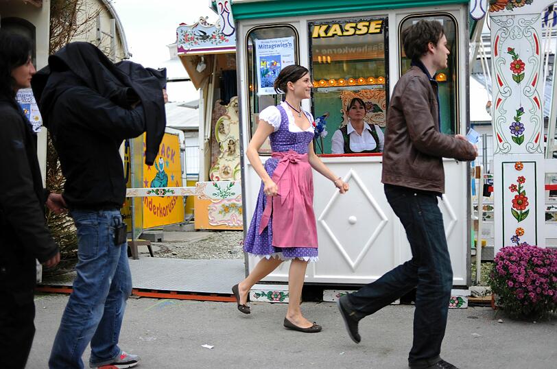 ie Schauspieler Christina Hecke (M) als Karoline und Florian Bartholomäi als Schürzinger spielen am 30.09.2010 auf dem Oktoberfest in München (Oberbayern) eine Szene aus dem Wiesn-Drama "Kasimir und Karoline" von Ödön von Horvath.