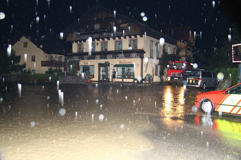 Land unter im Landkreis Rosenheim. Die Bilder von den Aufräumarbeiten in Riedering.