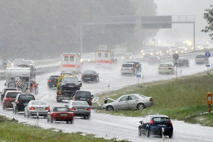 BAB A 95 am Autobahndreieck Starnberg: Mehrere Autos kamen wegen der glatten Straßen ins Schleudern