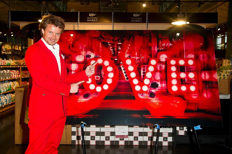 Rot wie die Liebe erschien Künstler Michael von Hassel, dessen Kunstwerk...
