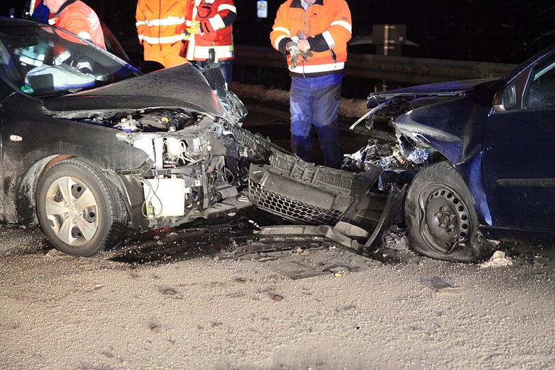 Auf dem Zubringer der A 8 Richtung Salzburg stoßen am Sonntagabend zwei Autos frontal zusammen. Vermutlich waren sie zu schnell unterwegs. Die Insassen werden glücklicherweise nur leicht verletzt.