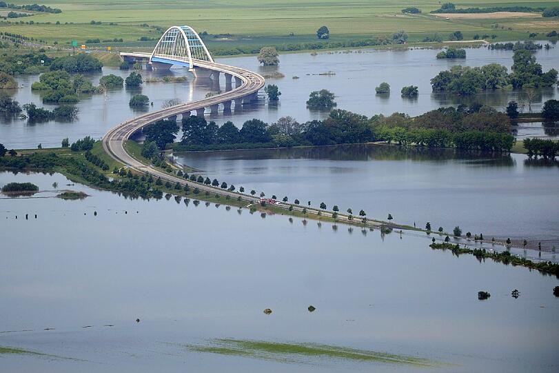 Deichbruch bei Fischbeck in Sachsen-Anhalt - Aktuelle Bilder vom Hochwasser