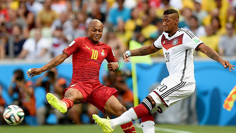 Muskelprobleme: Jerome Boateng musste zur Pause ausgewechselt werden. Muskelprobleme: Jerome Boateng musste zur Pause ausgewechselt werden.
