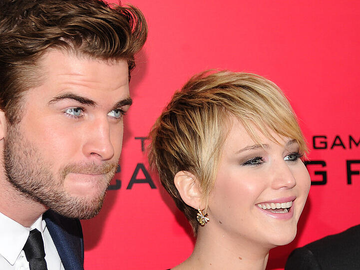 Ob Jennifer Lawrence auch bei der Premiere Knoblauch intus hatte? Liam Hemsworth lässt den Mund vorsichtshalber zu
