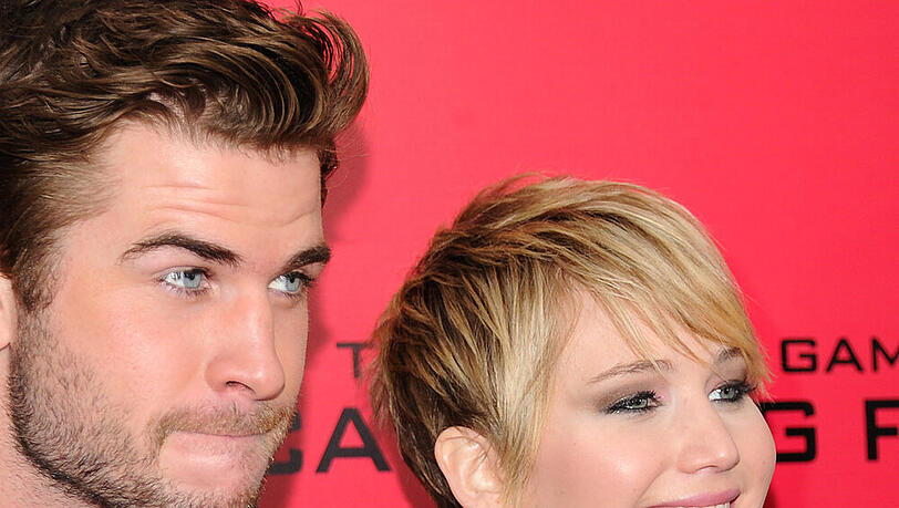 Ob Jennifer Lawrence auch bei der Premiere Knoblauch intus hatte? Liam Hemsworth lässt den Mund vorsichtshalber zu Ob Jennifer Lawrence auch bei der Premiere Knoblauch intus hatte? Liam Hemsworth lässt den Mund vorsichtshalber zu