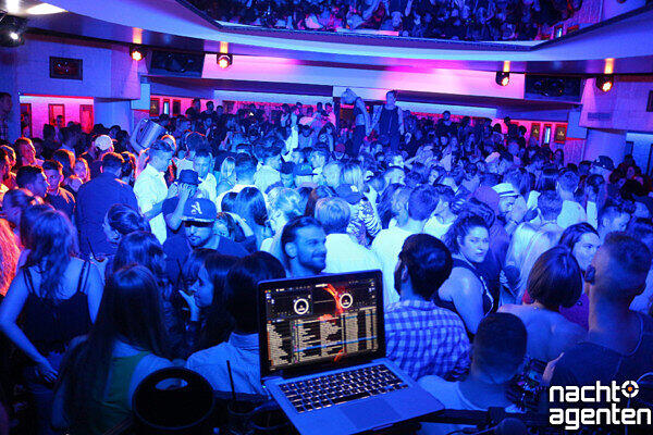 Die besten Partybilder vom Samstag. Hier aus dem Crown's Club.