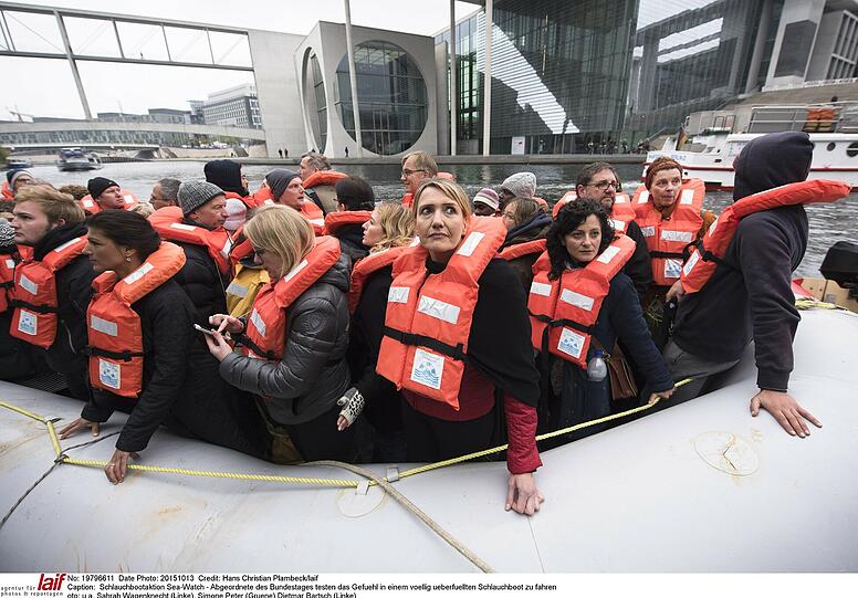 Auf einem überfüllten Schlauchboot sollten Interessierte das Risiko von Flüchtlingen nachempfinden können.