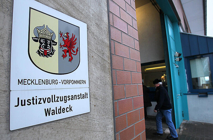 Gegen den Mann wurde Haftbefehl erlassen. Er sitzt in der JVA Waldeck in U-Haft.