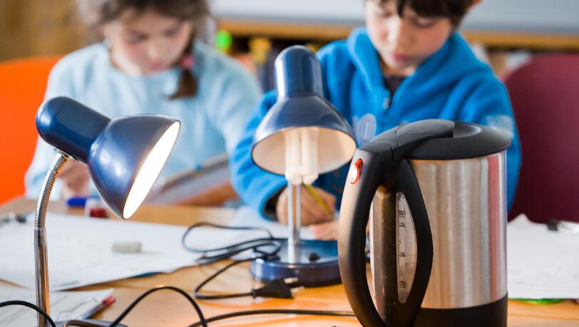 Beim Projekt "Deine Ernergieschule" erfahren die Lehrer alles über Engeriesparen und die Energiewende - und wie sie ihr neues Wissen an die Schüler weitergeben. Beim Projekt "Deine Ernergieschule" erfahren die Lehrer alles über Engeriesparen und die Energiewende - und wie sie ihr neues Wissen an die Schüler weitergeben.