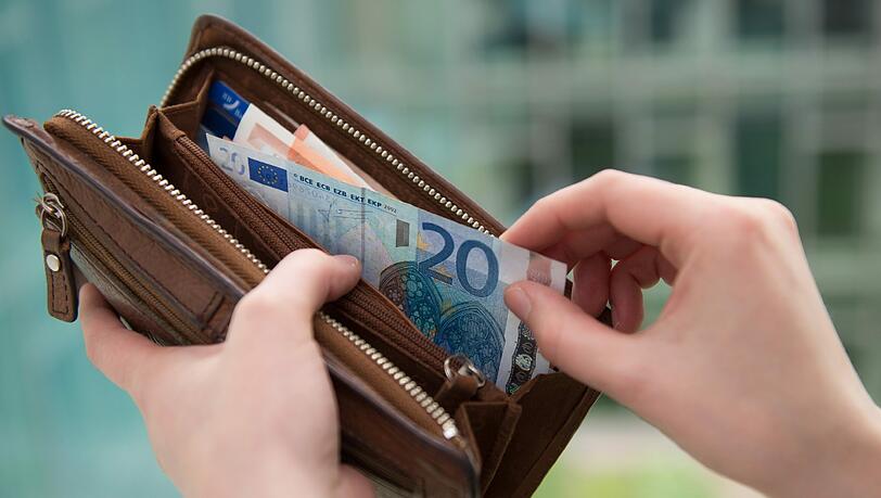 Er wollte nur helfen - dann wurde er von einem Unbekannten bestohlen. Er wollte nur helfen - dann wurde er von einem Unbekannten bestohlen.