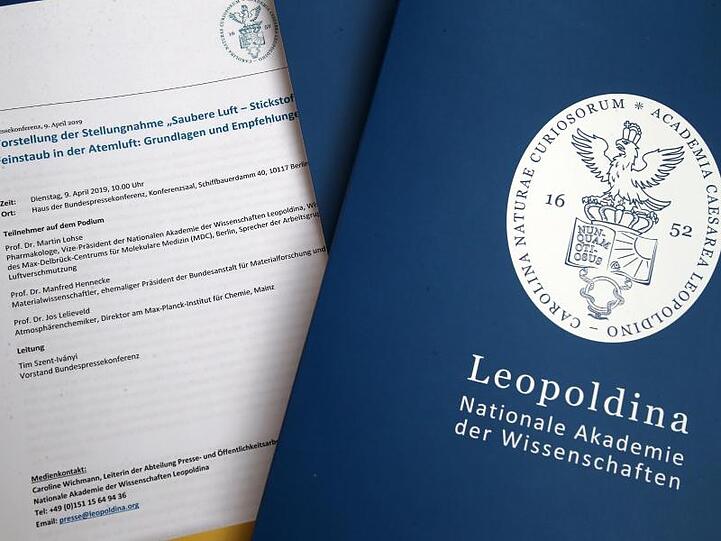Die Stellungnahme der Nationalen Wissenschaftsakademie Leopoldina, "Saubere Luft - Stickstoffoxide und Feinstaub in der Atemluft: Grundlagen und Empfehlungen".