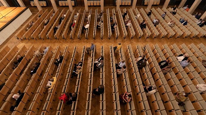 Der Herkulessaal der Residenz bei einem Konzert des BR-Symphonieorchesters - besetzt nach der absurden 25-Prozent-Regelung unserer Staatsregierung.