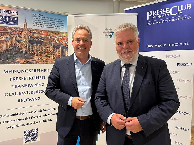 Georg Gerh&auml;user (r.), Pr&auml;sident des Landesverbandes Bayerischer Bauinnungen, und Hauptgesch&auml;ftsf&uuml;hrer Andreas Demharter.