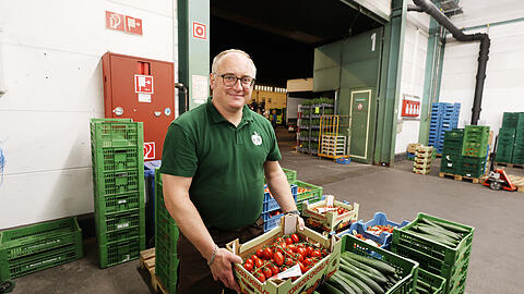 Karl Huczala sucht noch vor Sonnenaufgang nach den perfekten Tomaten f&uuml;r seinen Stand am Elisabethmarkt.