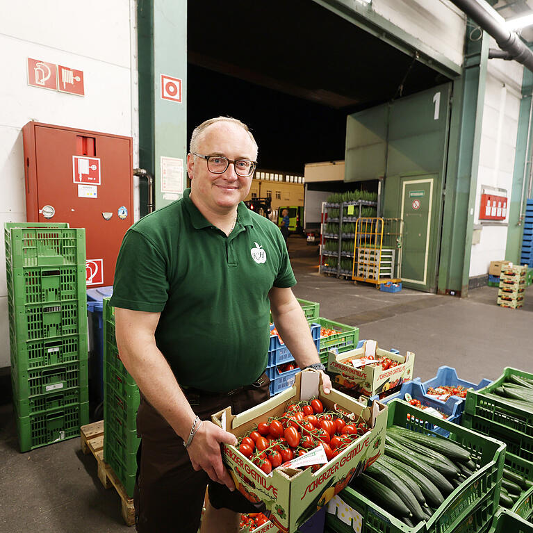 Karl Huczala sucht noch vor Sonnenaufgang nach den perfekten Tomaten f&uuml;r seinen Stand am Elisabethmarkt.
