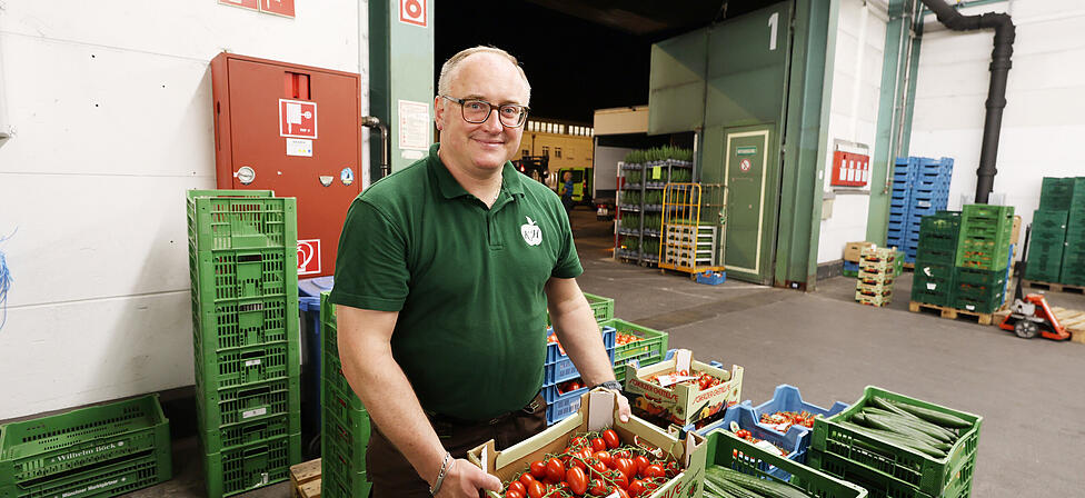 Karl Huczala sucht noch vor Sonnenaufgang nach den perfekten Tomaten f&uuml;r seinen Stand am Elisabethmarkt.