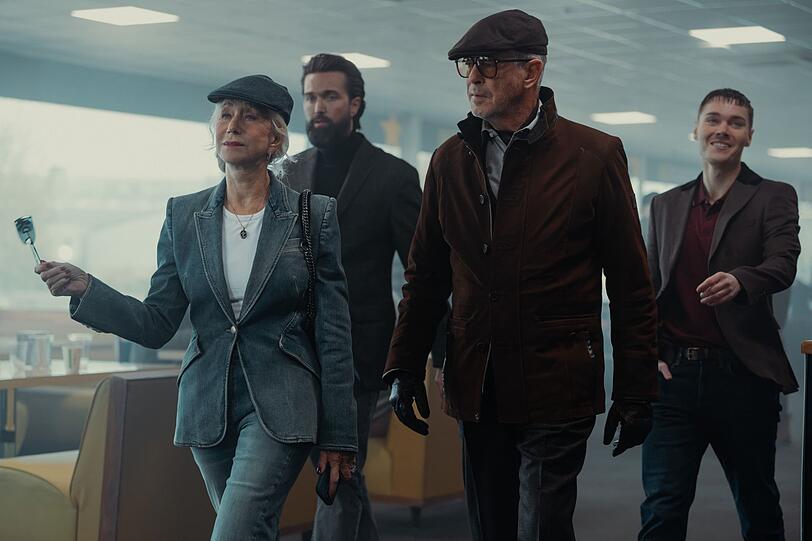 Coole Auftritte können die Harrigans: Maeve (Helen Mirren) und Conrad (Pierce Brosnan, vorne links) mischen mit ihrem Handlanger Paul (Emmett J Scanlan, hinten links) wieder mal einen Laden auf. Pauls Neffe Fergus (Jack Archer) hat seinen ersten Tag und ahnt noch nicht, was gleich passieren wird. Coole Auftritte können die Harrigans: Maeve (Helen Mirren) und Conrad (Pierce Brosnan, vorne links) mischen mit ihrem Handlanger Paul (Emmett J Scanlan, hinten links) wieder mal einen Laden auf. Pauls Neffe Fergus (Jack Archer) hat seinen ersten Tag und ahnt noch nicht, was gleich passieren wird.