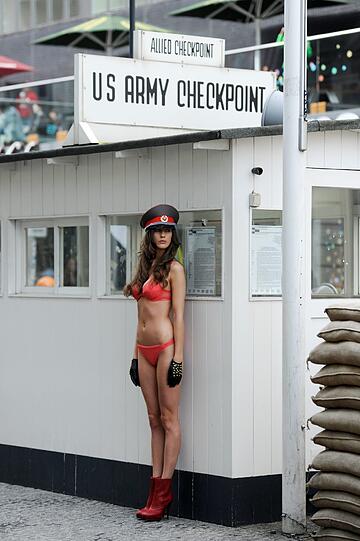 Dieses sexy Model posierte im Frühjahr freizügig am Checkpoint Charlie in Berlin.