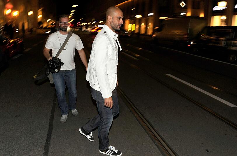Pep Guardiola bahnt sich den Weg über die Straße.