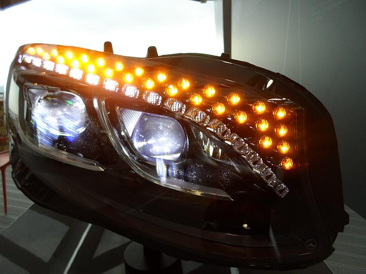 Dezent-aggressive Nase: Das neue S-Klasse Coupé schaut schon im Stand ziemlich dynamisch aus. Und es lockt mit Neigetechnik, einem superschicken Interieur, Swarowski-Kristallen im Scheinwerfer und reichlich Power.