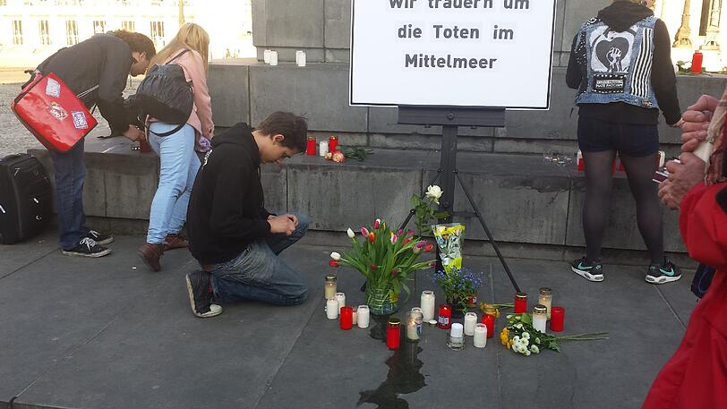 Eine Gedenkminute für tausende Tote Flüchtlinge.