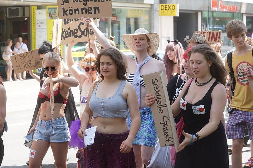 Am Samstag gingen beim "Slutwalk" hunderte Menschen auf die Straße. Er richtet sich gegen sexuelle Gewalt. Die Bilder!