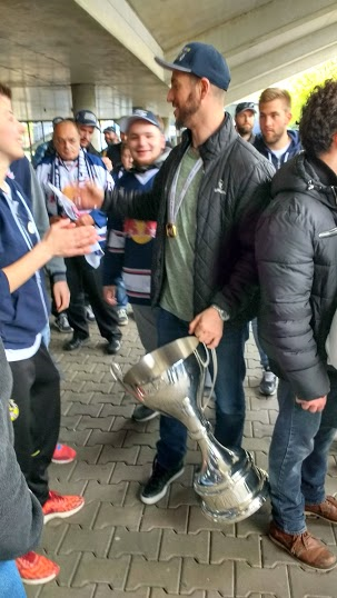 So sehen Sieger aus: Die umjubelten Jungs vom EHC beim Meister-Empfang in München.