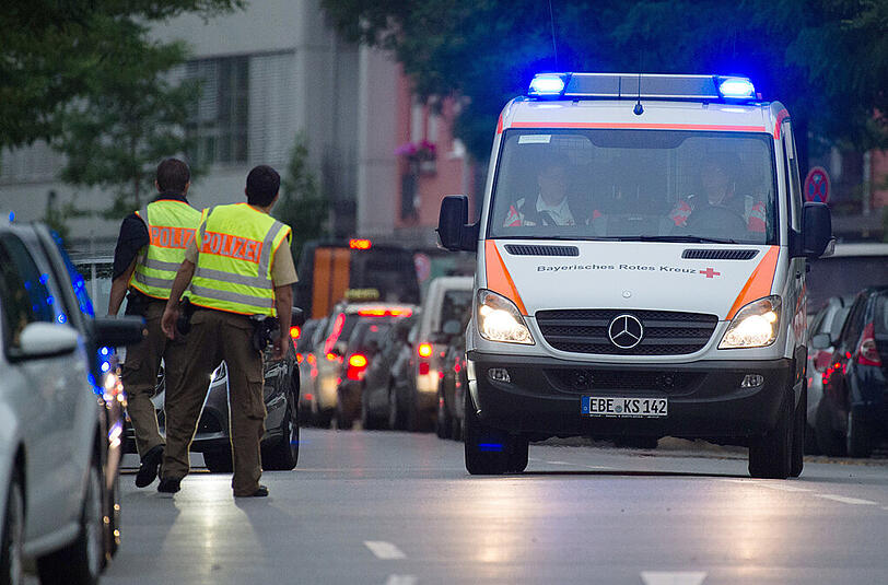 Tödliche Schüsse im Bereich des Olympia Einkaufszentrum in München. Die Polizei ist mit einem Großaufgebot in der gesamten Stadt im Einsatz. Menschen bringen sich in Sicherheit. Die Bilder.