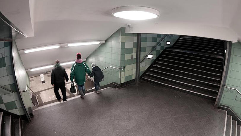 Blick auf den Bereich des U-Bahnhof Hermannstraße in Berlin, wo eine Frau brutal von hinten die Treppe hinunter gestoßen wurde. Foto: Jörg Carstensen