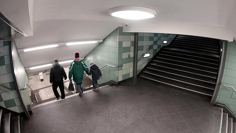 Blick auf den Bereich des U-Bahnhof Hermannstraße in Berlin, wo eine Frau brutal von hinten die Treppe hinunter gestoßen wurde. Foto: Jörg Carstensen Blick auf den Bereich des U-Bahnhof Hermannstraße in Berlin, wo eine Frau brutal von hinten die Treppe hinunter gestoßen wurde. Foto: Jörg Carstensen