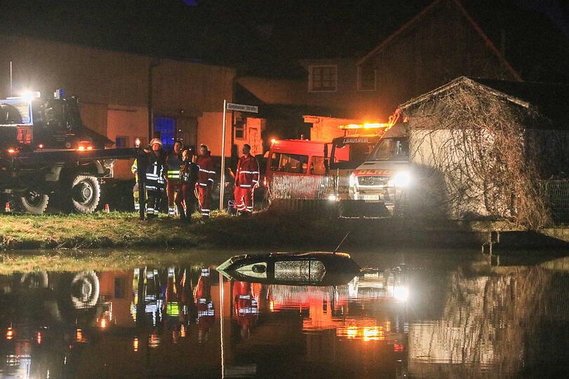 Das Auto landete mitten im Weiher. Die Bilder von dem kuriosen Unfall....
