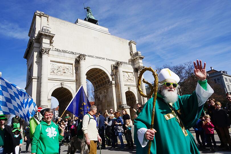 Am Sonntag marschierten bei strahlendem Sonnenschein die Teilnehmer der St.-Patricks-Day-Parade auf der Leopoldstraße in München.