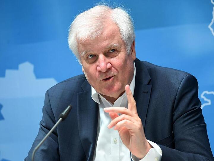 Horst Seehofer (CSU), Bundesinnenminister, spricht. Foto: Martin Schutt/dpa-Zentralbild/dpa/Archivbild