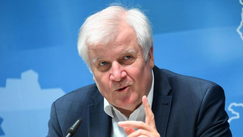 Horst Seehofer (CSU), Bundesinnenminister, spricht. Foto: Martin Schutt/dpa-Zentralbild/dpa/Archivbild
