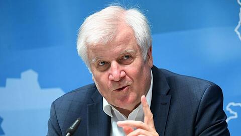 Horst Seehofer (CSU), Bundesinnenminister, spricht. Foto: Martin Schutt/dpa-Zentralbild/dpa/Archivbild