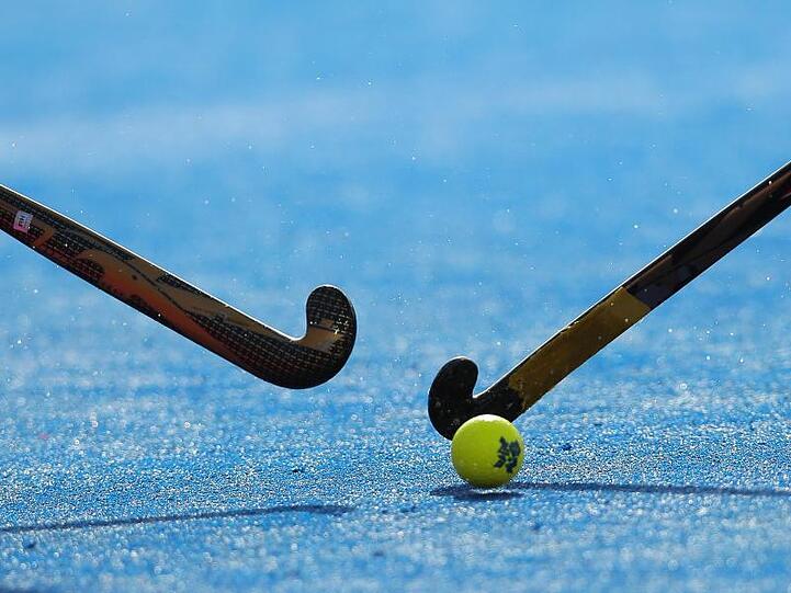 Zwei Hockeyspieler im Wettkampf um den Ball. Foto: Christian Charisius/Archiv
