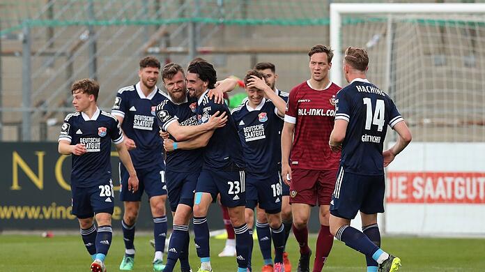 Ungewohntes Bild in dieser Saison: Haching um Stephan Hain und Kapitän Markus Schwabl (M.) feiern einen Heimsieg.