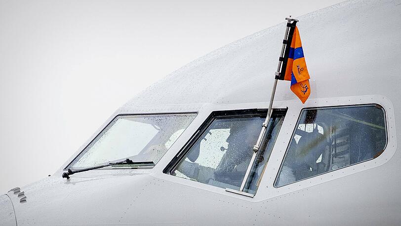 König Willem-Alexander der Niederlande hat einen Flugschein und saß persönlich am Steuer der Boeing auf dem Weg nach Berlin. König Willem-Alexander der Niederlande hat einen Flugschein und saß persönlich am Steuer der Boeing auf dem Weg nach Berlin.
