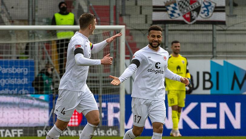 Sankt Paulis Philipp Ziereis (l) nund Daniel Kyereh klatschen ab.
