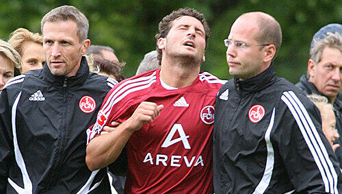 Es sah viel schlimmer aus: Ioannis Masmanidis wird von Teamarzt Matthias Brem (r.) und Physio Ralf Scheuchl (l.) vom Platz geführt. Es sah viel schlimmer aus: Ioannis Masmanidis wird von Teamarzt Matthias Brem (r.) und Physio Ralf Scheuchl (l.) vom Platz geführt.