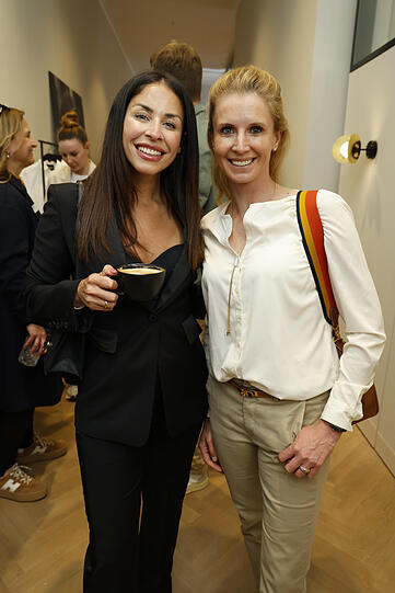Comedienne Negah Amiri (l.) und Dressur-Olympiasiegerin Jessica von Bredow-Werndl.