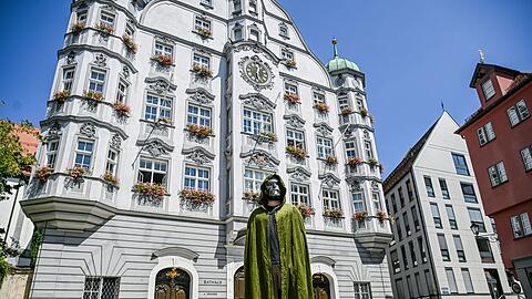 Oberb&uuml;rgermeister Jan Rothenbacher wirbt als B&ouml;sewicht "Doctor Doom" daf&uuml;r, dass der n&auml;chste Marvel-Film in Memmingen Premiere feiert.